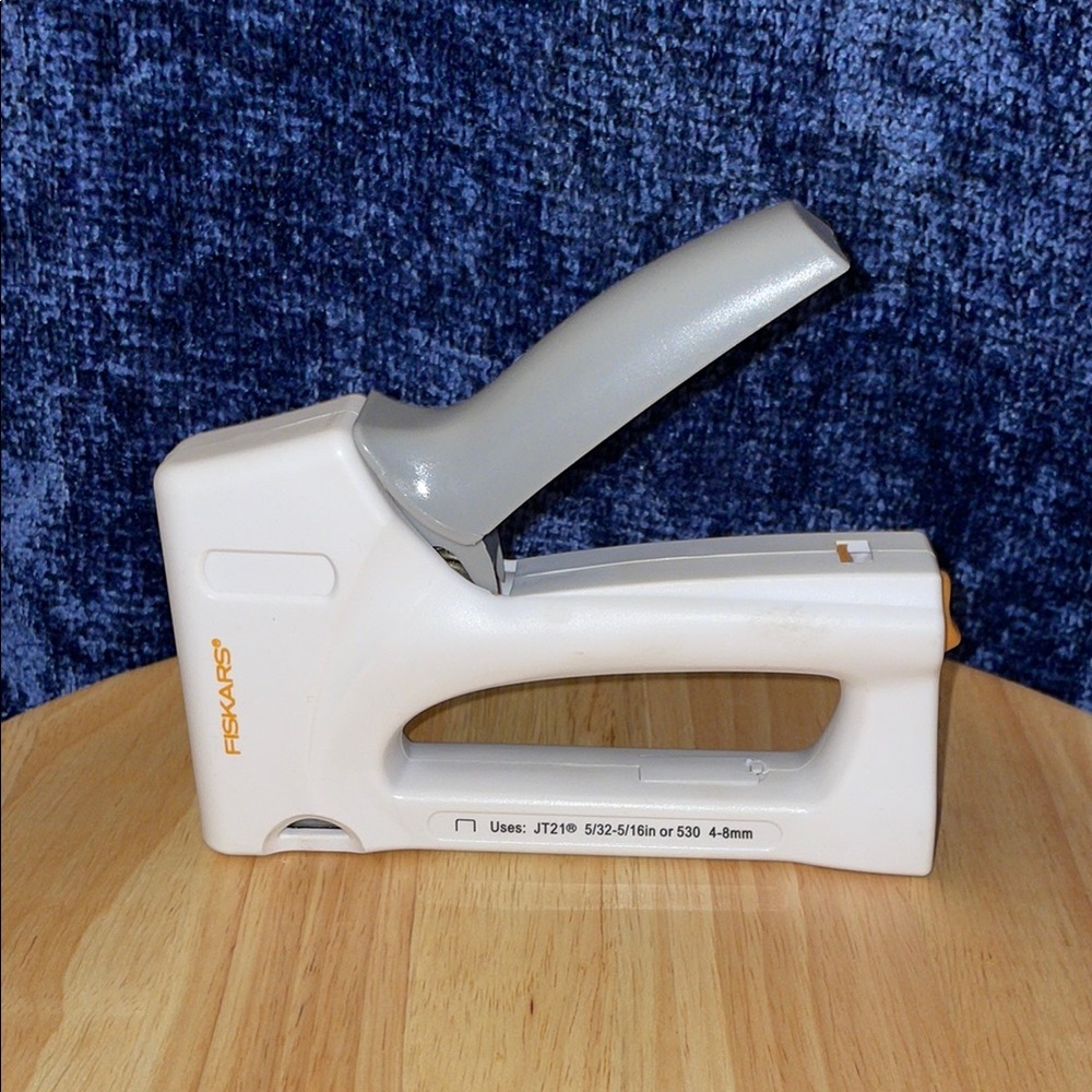 NWOT Fiskars White & Gray Staple Gun